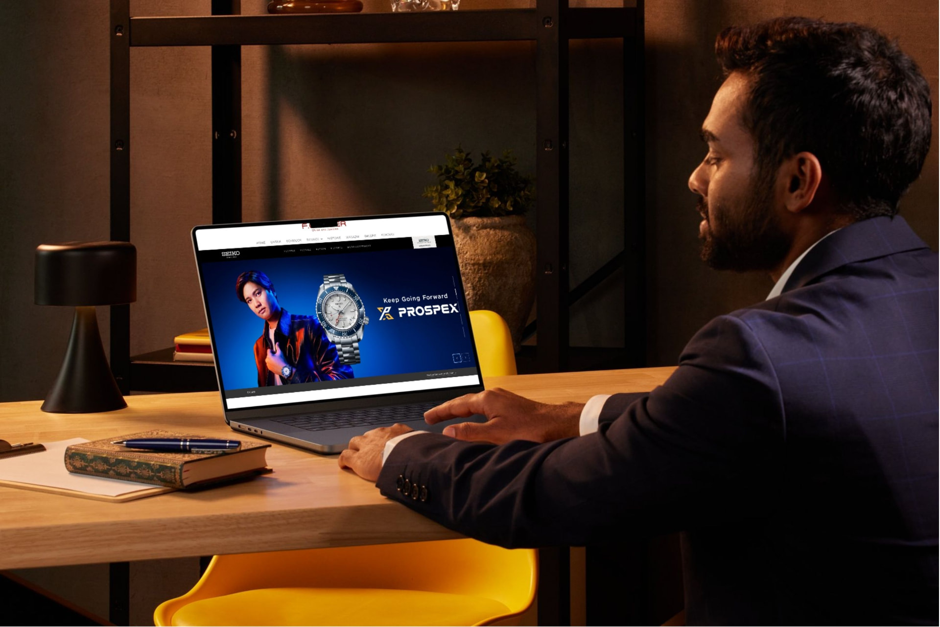 BrandSync im Einsatz: zentrale Steuerung einer Markenkampagne am Laptop